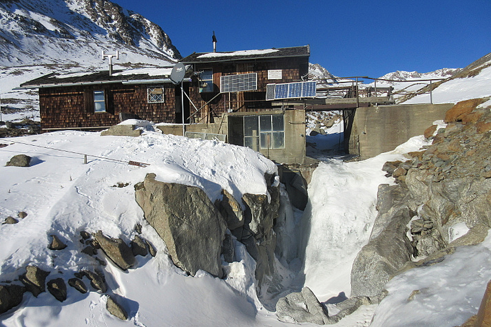 Pegelstation Vernagtbach am 14.12.2016 - unter dem gefrorenen Wasserfall fließt noch eine geringe Wassermenge