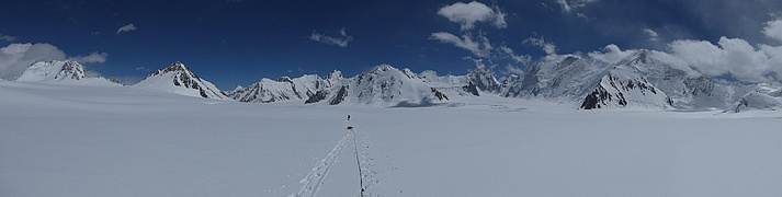 Ice thickness measurements in the accumulation zone of the Fedchenko Glacier in 2016
