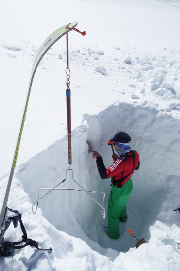 Snow density measurements in a snow pit